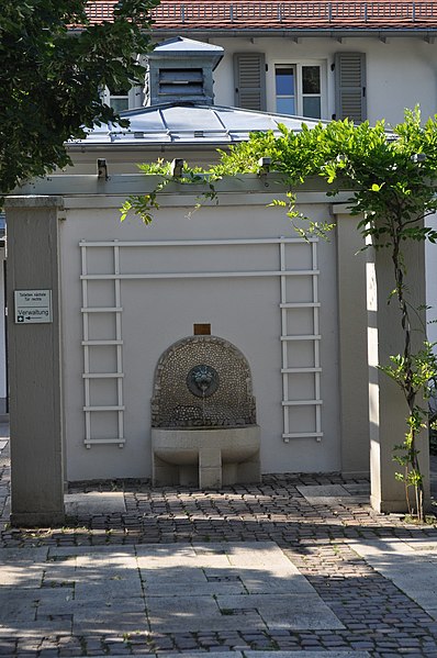 File:Bad Homburg, Waldfriedhof, Einsegnungshalle, Brunnen.JPG