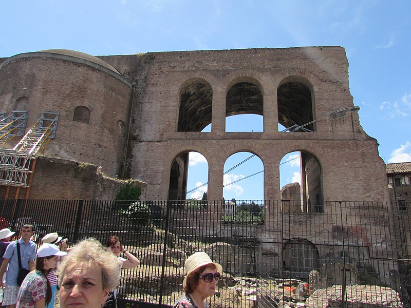 File:Basilica lui Maxentiu din Roma3.jpg