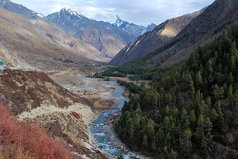 File:Baspa River flowing next to Chitkul.jpg