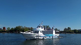 Bateau "Heb Ken" arrivant au terminus Bas-Chantenay sur la ligne N2.