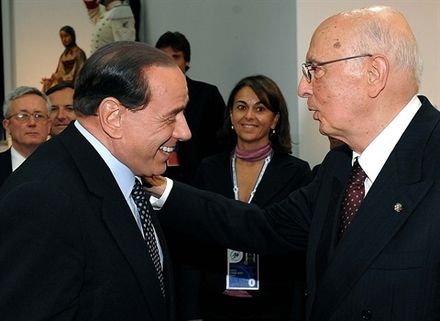 Silvio Berlusconi con il presidente della Repubblica Italiana Giorgio Napolitano, in occasione del pranzo offerto ai capi di Stato partecipanti al G8 tenutosi a L'Aquila, 9 luglio 2009