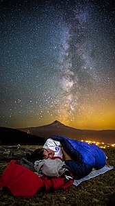 一個人喺夜空下瞓覺。