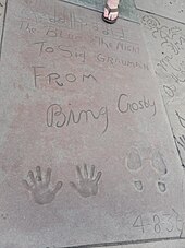 Bing Crosbys Hand- und Schuhabdrücke vor Grauman’s Chinese Theatre