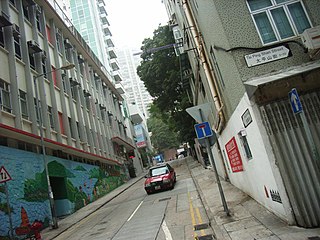 香港的士到太平山街直上居賢坊可到東面球場入口