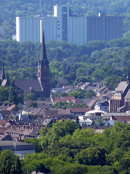 File:Blick vom Gasometer Oberhausen auf die Kath. Kirche St. Josef in Oberhausen – Styrum, rechts die Kapelle Vincenzhaus OB-Styrum - panoramio.jpg