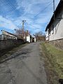 Čeština: Asfaltová pěšina v Bořeticích, městys Červené Pečky. Okres Kolín, Česká republika. English: Asphalt holloway in Bořetice village, Červené Pečky market town, Kolín District, Czech Republic.