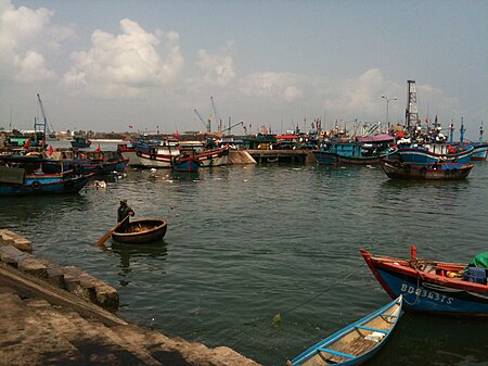 Tập_tin:Boats_at_Quy_Nhon_Wharf.JPG