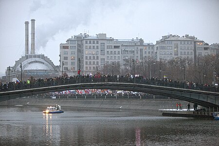 Protestors stand on bridge near to Kremlin Imagem: Leonid Faerberg.