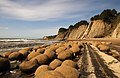 An der Küste von Kalifornien: Diese runden Steine sind durch die Wellen entstanden.