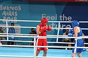 Deutsch: Boxen bei den Olympischen Jugendspielen 2018 Tag 12, 18. Oktober 2018 - Finale Leichtgewicht Mädchen – Oriana Saputo (Argentinien, blau) schlägt Emma Lawson (Australien, rot) 5-0; Ringrichter ist José Romero (Spanien). English: Boxing at the 2018 Summer Youth Olympics on 18 October 2018 – Girls' lightweight Bronze Medal Bout – Oriana Saputo (Argentina, blue) wins over Emma Lawson (Australie, red) 5-0; Referee is José Romero (Spain). Español: Boxeo en los Juegos Olímpicos Juveniles de Verano de 2018 en 18 de octubre de 2018 - Combate de medalla de bronce de las niñas: Oriana Saputo (Argentina, azul) gana a Emma Lawson (Australie, roja) 5-0; Árbitro es José Romero (España).