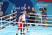 Deutsch: Boxen bei den Olympischen Jugendspielen 2018 Tag 12, 18. Oktober 2018 - Finale Leichtgewicht Mädchen – Junioren-Weltmeisterin und dreifache Juniorinnen-Europameisterin Caroline Sara DuBois (Großbritannien, blau) schlägt Juniorinnen-Asienmeisterin Porntip Buapa (Thailand, rot). English: Boxing at the 2018 Summer Youth Olympics on 18 October 2018 – Girls' lightweight Gold Medal Bout – Caroline Sara DuBois (Grat Britain, blue) wins over Porntip Buapa (Thailand, red). Español: Boxeo en los Juegos Olímpicos Juveniles de Verano de 2018 en 18 de octubre de 2018 - Combate de medalla de oro de peso ligero para niñas - Caroline Sara DuBois (Gran Bretaña, azul ) gana sobre Porntip Buapa (Tailandia, rojo).