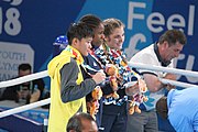 Deutsch: Boxen bei den Olympischen Jugendspielen 2018 Tag 12, 18. Oktober 2018 - Medaillenzeremonie im Leichtgewicht der Mädchen - Gold: Caroline Sara DuBois (Großbritannien), Silber: Porntip Buapa (Thailand), Bronze: Oriana Saputo (Argentinien); Medaillenübergabe durch Habu Gumel (IOC, Nigeria), Geschenkübergabe durch Raymond Silvas (USA, AIBA). English: Boxing at the 2018 Summer Youth Olympics on 18 October 2018 – Girl's Lightweight Medal Ceremony - Gold: Caroline Sara DuBois (Great Britain), Silver: Porntip Buapa (Thailand), Bronze: Oriana Saputo (Argentina); Medal handover by Habu Gumel (IOC, Nigeria), Gift presented by Raymond Silvas (USA, AIBA). Español: Boxeo en los Juegos Olímpicos Juveniles de Verano de 2018 en 18 de octubre de 2018 - Ceremonia de la Medalla de peso ligero para niñas - Oro: Caroline Sara DuBois (Gran Bretaña), Plata: Porntip Buapa (Thailand), Bronce: Oriana Saputo (Argentina); Entrega de medallas por Habu Gumel (COI, Nigeria), Regalo presentado por Raymond Silvas (EE. UU., AIBA).