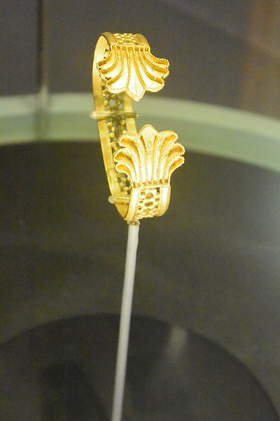 File:Brazalete de oro del período neoelamita (Jubaji, Irán) - MARQ 01.jpg