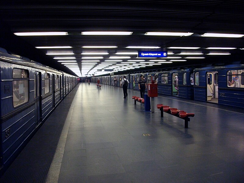 File:Budapest Metro Határ út.JPG