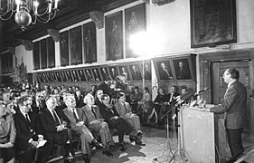 Bundesarchiv Bild 183-1987-0315-120, Leipzig, Frühjahrs-Buchmesse, Rede Hermann Kant.jpg