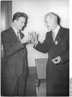 F. Erpenbeck (till höger) med P. Hux.  1956