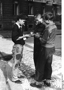 Juveniles smoking and trading cigarettes in 1948 Bundesarchiv Bild 183-R79014, Schwarzmarkt, Jugendliche handeln mit Zigaretten.jpg
