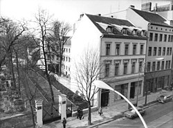 A bejárat a Brecht-ház mellett (1978)