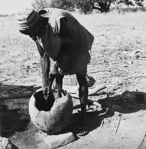 File:COLLECTIE TROPENMUSEUM Een leerlooier bezig met het uitwringen van gelooide huid TMnr 20010572.jpg