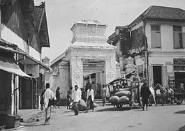 COLLECTIE TROPENMUSEUM Poort bij de Ampel Moskee in de Arabische wijk van Soerabaja TMnr 60037907.jpg