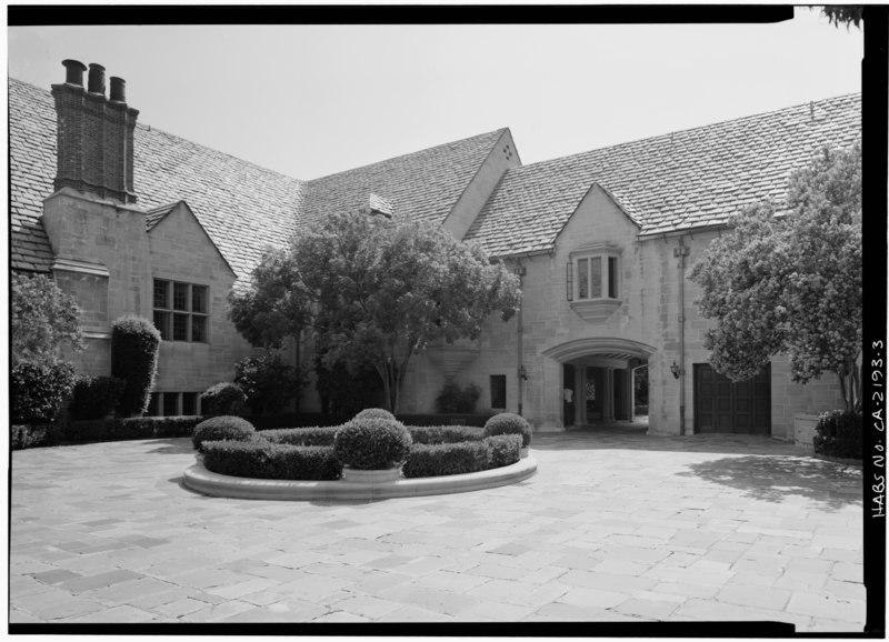 File:COURTYARD, LOOKING SOUTHWEST - Doheny Mansion, 501 Doheny Road, Beverly Hills, Los Angeles County, CA HABS CAL,19-BEVHI,1-3.tif
