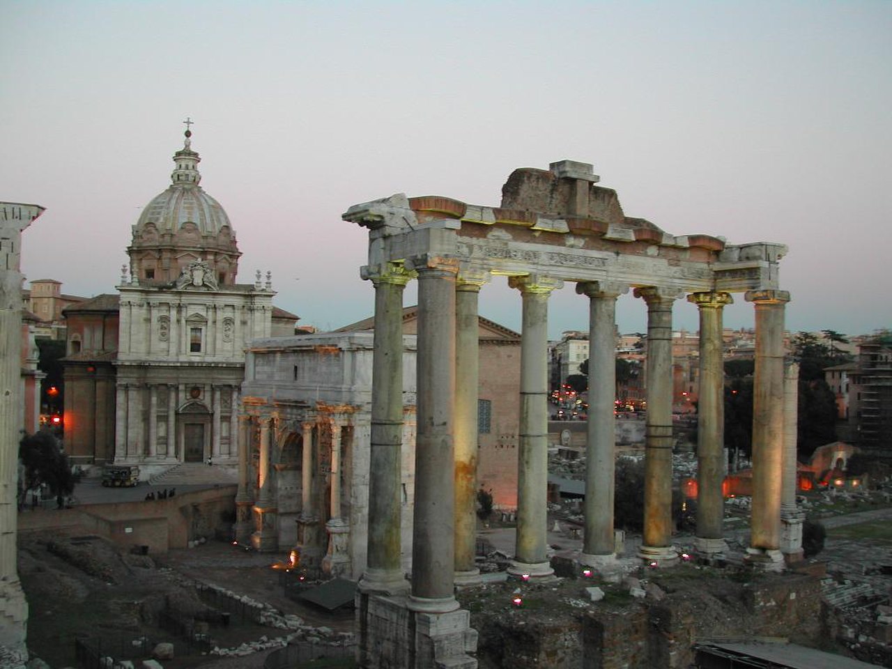 Храм Сатурна в Риме колонны