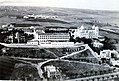 Vue aérienne d'un grand bâtiment avec sur les deux côtés des constructions religieuses.