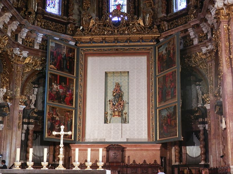 File:Catedral de València, altar major obert.JPG