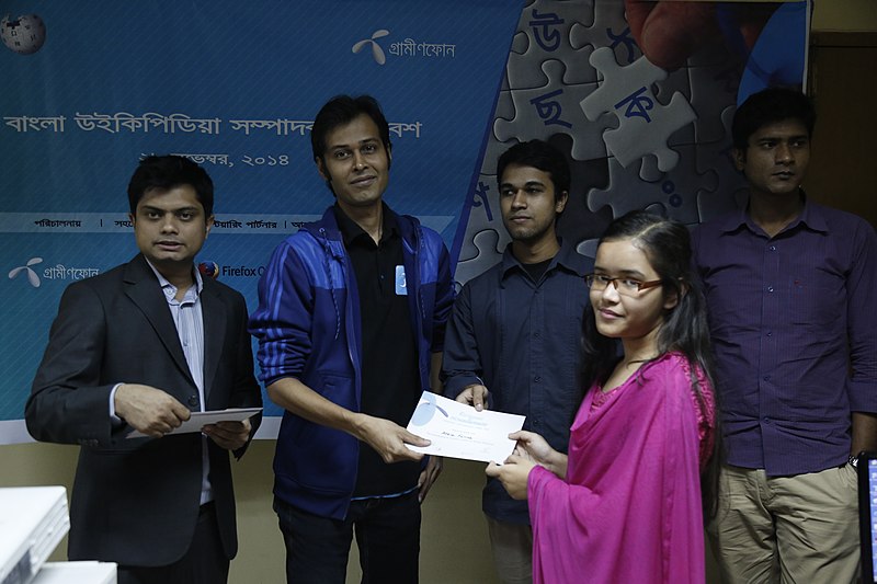 File:Certificate given in Bangla Wikipedia Editors' Assembly at CIU (09).jpg