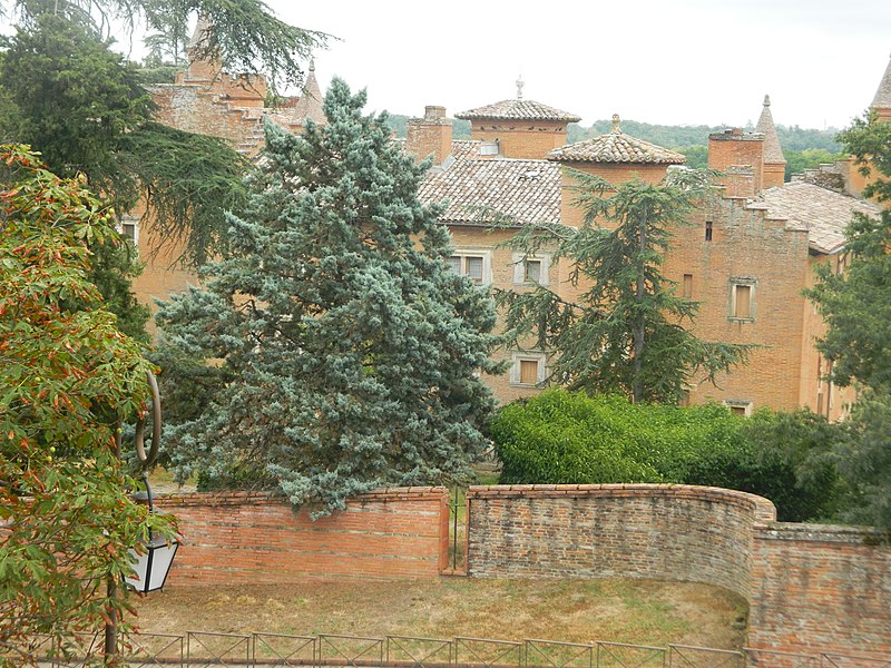 File:Château de Pibrac vue depuis le jardin de l'église Sainte Marie-Madeleine de Pibrac.jpg