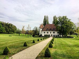 La façade ouest du château au printemps.