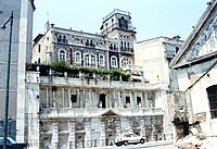 Chafariz d'El-Rei (kuninkaan lähde) Rua Cais de Santarémissa, jota hallitsee uusmaurilainen Palacete do Chafariz d'El-Rei.