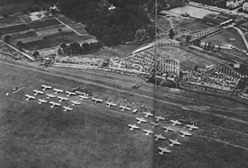 La cérémonie d'ouverture du Challenge de 1934. Trois groupes sont présents. Partant de la gauche : l'équipe polonaise, trois avions de l'équipe tchécoslovaque et l'équipe allemande. L'équipe italienne n'était pas encore arrivée.