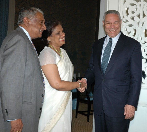 Kumaratunga (center) meeting with former U.S. Secretary of State Colin Powell (right)