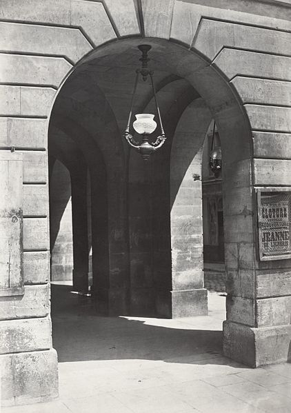 File:Charles Marville, Lanterne suspendue, Odéon, 1878.jpg