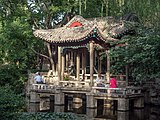 Deutsch: Pavillion am See i Baotu Spring Parkin Jinan, China English: Pavillion at the Boatu Spring in Jinan, China