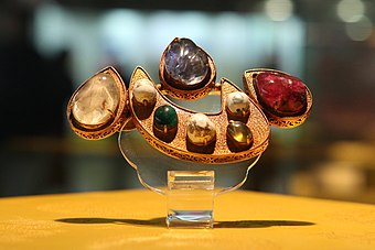Xin 心 shaped jewelry; 1368–1644; gold, ruby, pearl and other gemstones; about the size of an adult human's palm; Dingling (Beijing, China)