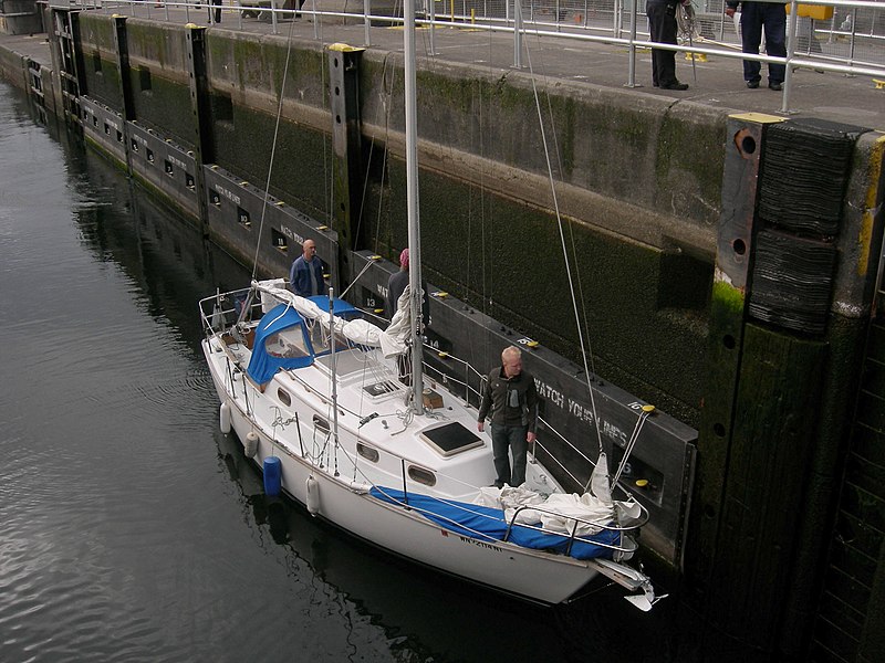 File:Chittenden Locks - sailboat in small lock.jpg