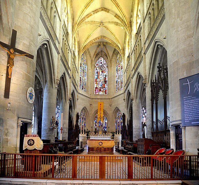 File:Choeur de l'église Saint-Michel de Pont-l'Évêque.jpg
