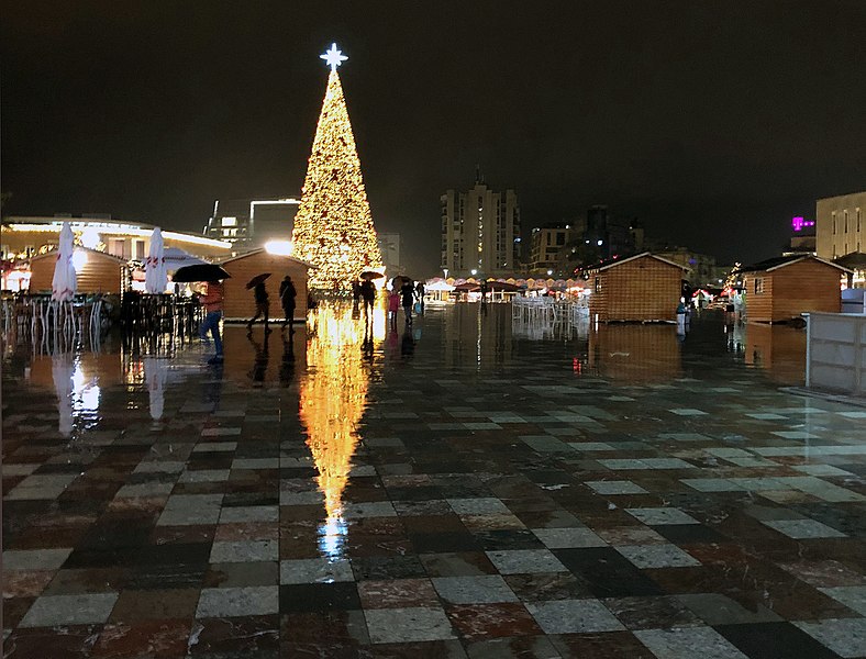 File:Christmas market on Skanderbeg Square (WPWTR17).jpg