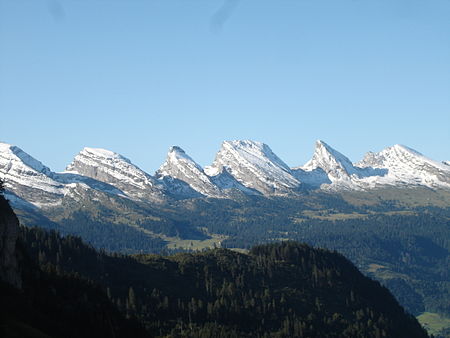 Churfirsten mit Sommerschnee