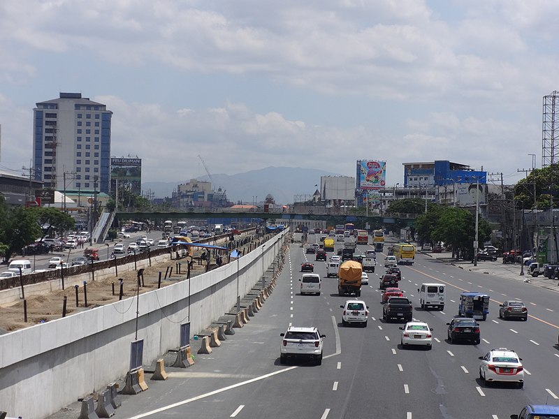 File:Commonwealth northbound, MRT-7 construction (Quezon City)(2019-04-22).jpg