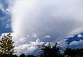 Vista de una cumulonimbus incus desde tierra, con un pequeño parche de nubes mastodónticas
