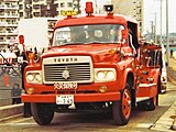 トヨタ・DA100型消防車。元藤沢市消防局所属火災保険号。ナンバープレートの上方にスターティング・ハンドルの差し込み穴が見られる。