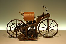 Daimlers Reitwagen, 1885er-Nachbau (Mercedes-Benz-Museum) mit direkter Lenkung und Zahnradantrieb (Sekundärübersetzung)