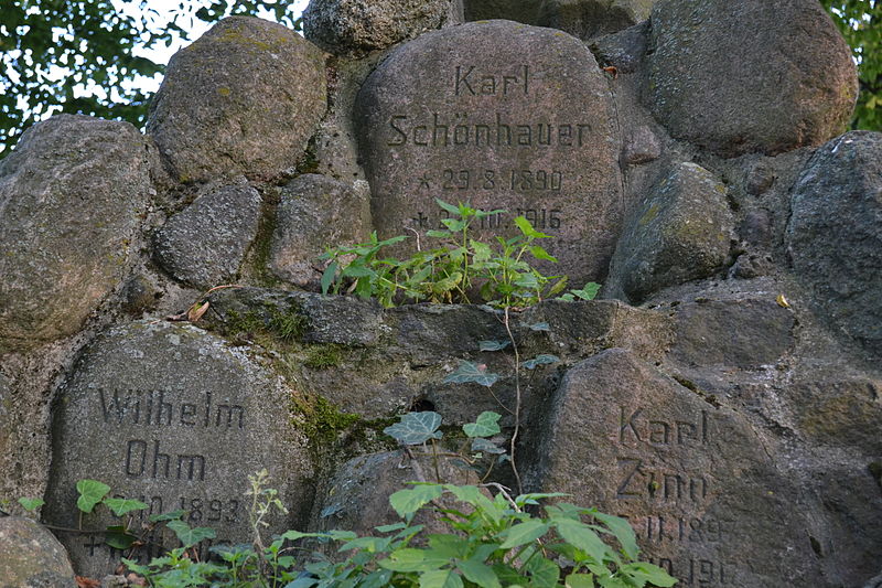 File:Denkmal für die Opfer des Ersten Weltkrieges in Buchholz 6.JPG