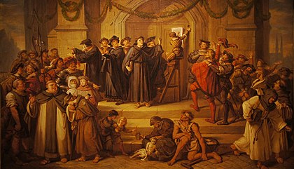 Malba M. Luthera v mnišské kutně, který káže a gestikuluje k davu, zatímco chlapec přitlouká 95 tezí na dveře.