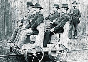 戈特利布·戴姆勒于1887年研制的煤油动力轨道交通车辆。