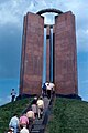 Fotografía del monumento tomada en 1979.  Los pilones también están revestidos con granito rojo.