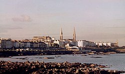 Schattenbild von Dun Laoghaire.  Der rechte Turm ist Teil der Mariners' Church, die heute Irlands nationales Schifffahrtsmuseum beherbergt.